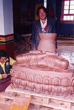 photo of artist sculpting in new temple (Shorda)